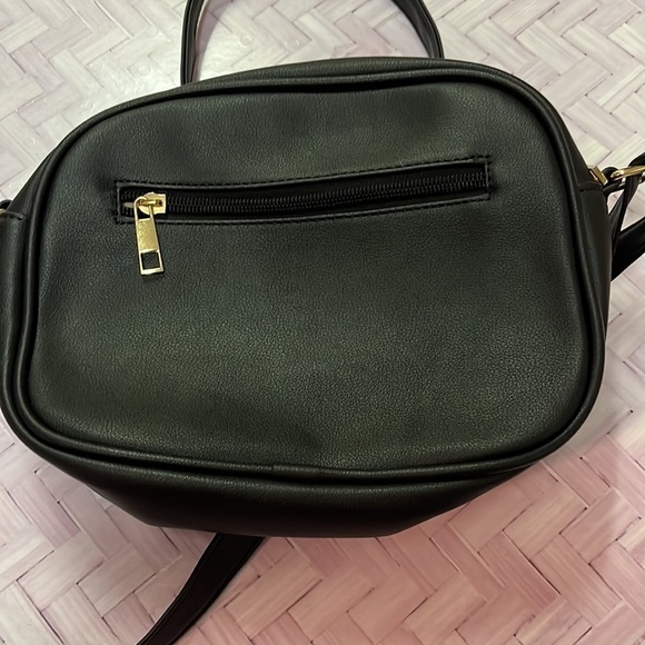 Black adjustable strap purse - 2 outer pockets, one zipper pocket inside - Picture 3 of 4